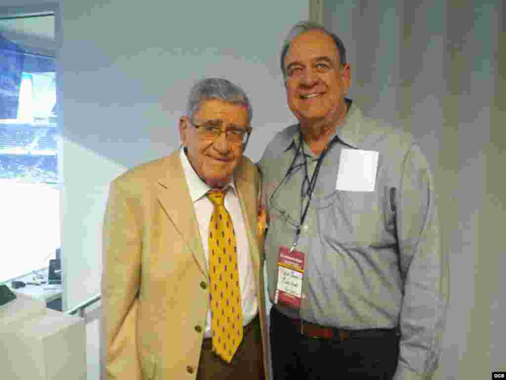 A la izquierda Felo Ram&iacute;rez, voz oficial de los Marlins, comentarista deportivo y miembro del Sal&oacute;n de la Fama del B&eacute;isbol, junto al periodista Rafael Garc&iacute;a Toledo de Radio Mart&iacute;.