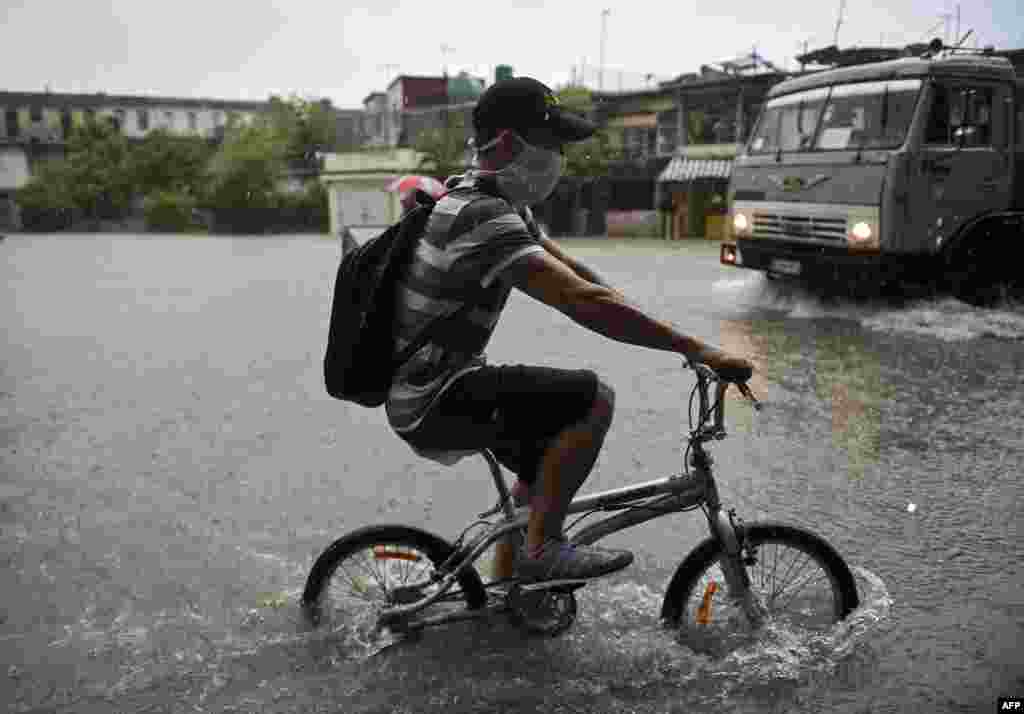 Varias zonas de la capital sufrieron inundaciones este mi&#233;rcoles debido a una tormenta local severa. ( YAMIL LAGE / AFP)