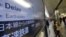 Una pantalla ofrece información sobre los trenes con retraso debido al terremoto en el noreste de Japón hoy, viernes 7 de diciembre de 2012 en una estación en Tokio (Japón). 