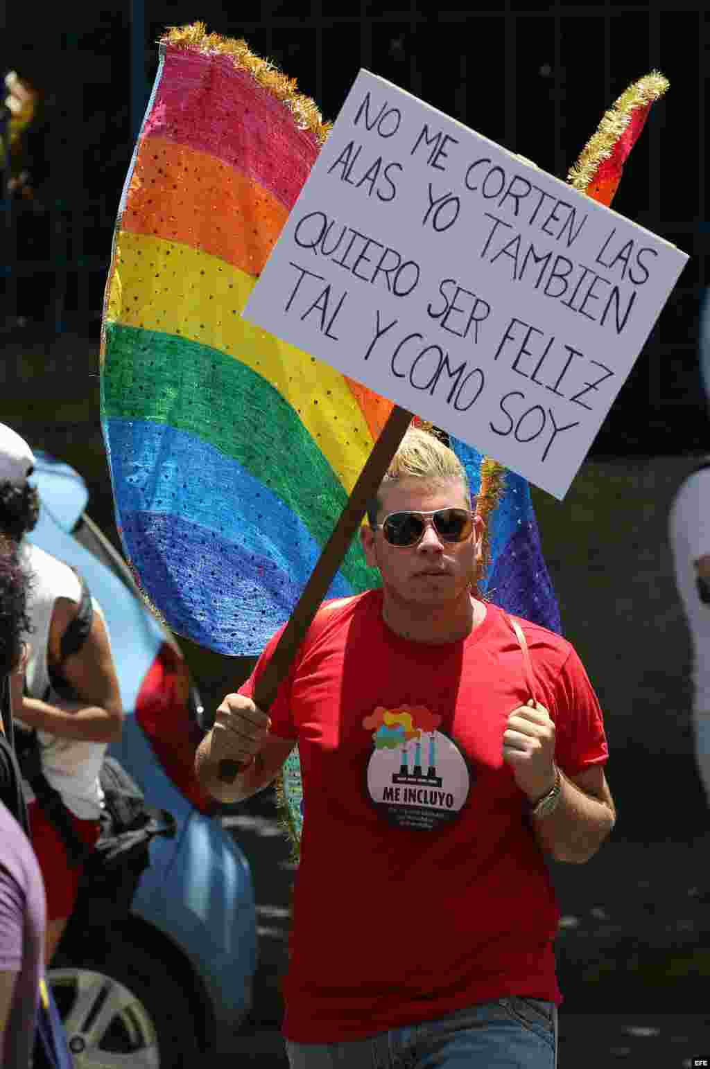 Cientos de personas con música, plumas y lentejuelas de todos los colores participan en una conga por los derechos LGTBI, en la 9 jornada contra la homofobia y la transfobia en Cuba.