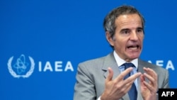 El director general del Organismo Internacional de Energía Atómica (OIEA), Rafael Grossi, ofrece una conferencia de prensa tras una reunión de la Junta de Gobernadores en la sede del organismo en Viena, Austria, el 8 de junio de 2026. (Foto de Joe Klamar / AFP)