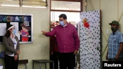 Maduro en un colegio electoral el 6 de diciembre de 2020. REUTERS/Fausto Torrealba