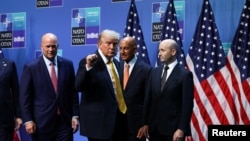 El presidente Donald Trump, hace un gesto junto al embajador de EEUU ante la OTAN, Matthew Whitaker; y el enviado especial de EEUU para Siria y embajador en Turquía, Tom Barrack,  tras una conferencia de prensa en Ankara, Turquía, el 8 de julio de 2026. REUTERS/Stoyan Nenov