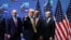 El presidente Donald Trump, hace un gesto junto al embajador de EEUU ante la OTAN, Matthew Whitaker; y el enviado especial de EEUU para Siria y embajador en Turquía, Tom Barrack,  tras una conferencia de prensa en Ankara, Turquía, el 8 de julio de 2026. REUTERS/Stoyan Nenov