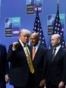 El presidente Donald Trump, hace un gesto junto al embajador de EEUU ante la OTAN, Matthew Whitaker; y el enviado especial de EEUU para Siria y embajador en Turquía, Tom Barrack,  tras una conferencia de prensa en Ankara, Turquía, el 8 de julio de 2026. REUTERS/Stoyan Nenov