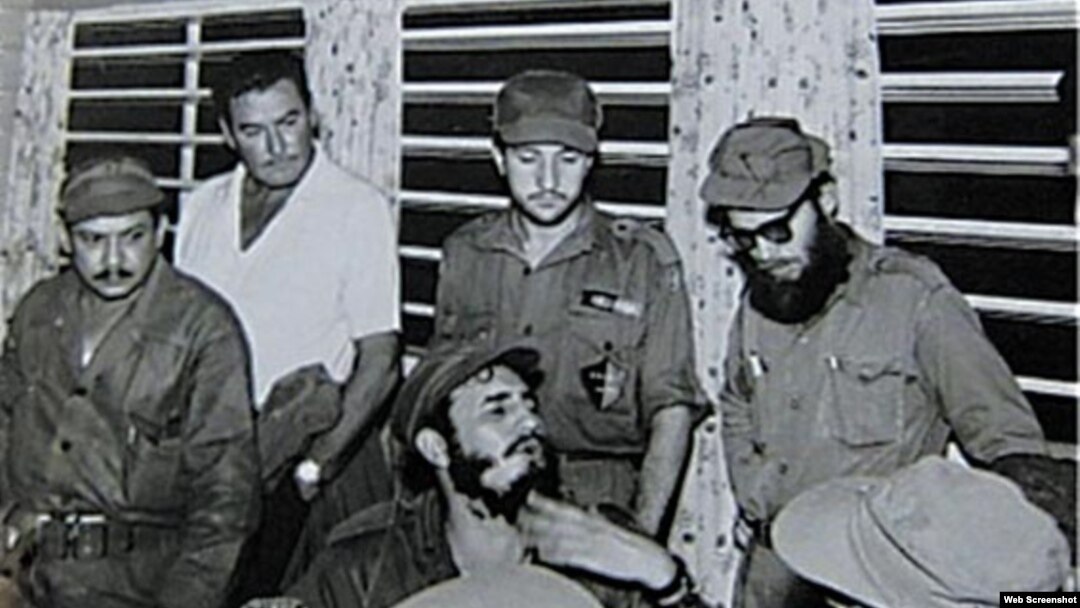 Errol Flynn junto a Fidel Castro y otros revolucionarios en 1958.