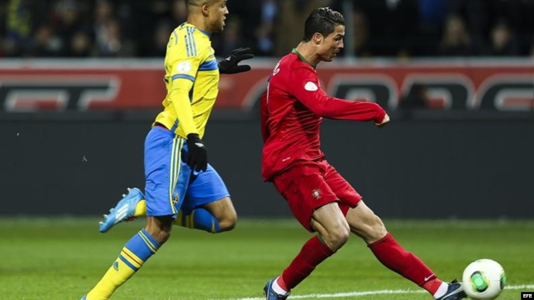 El jugador de Portugal, Cristiano Ronaldo (d) anota un gol ante Suecia.