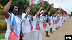 Berta Soler (i), líder del grupo Damas de Blanco, participa en la tradicional marcha por la 5ta avenida, en La Habana (Archivo).