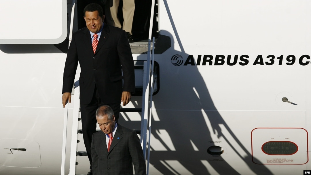 ARCHIVO. El presidente de Venezuela, Hugo Chávez, baja de su avión presidencial. 