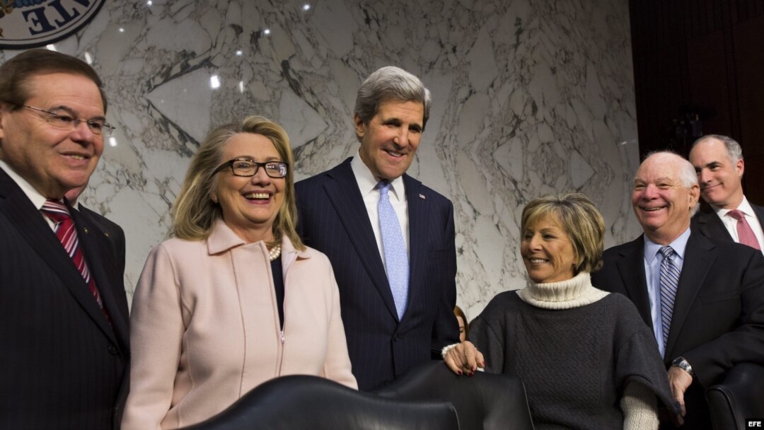 El senador demócrata por Massachusetts, John Kerry (c), junto a la secretaria de Estado estadounidense, Hillary Clinton (2i), y los senadores demócratas Robert Menendez (i), Barbara Boxer (2d), y Ben Cradin (d). 