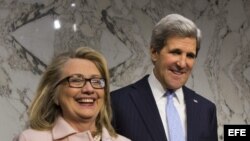 El senador demócrata por Massachusetts, John Kerry (d), junto a la secretaria de Estado estadounidense, Hillary Clinton (i). 