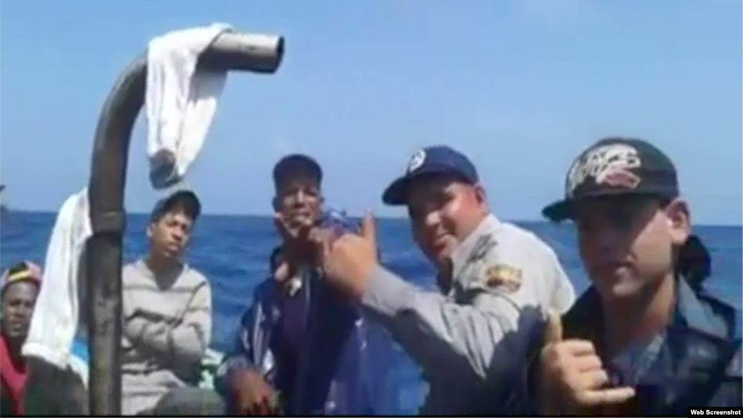 Policías llegan en balsa a costas de Florida