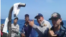 Presuntos policías llegan en balsa a costas de Florida