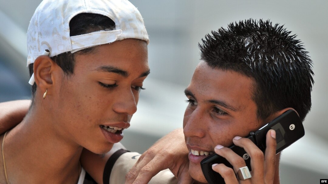 Muchos jóvenes cubanos "inventan" para comprar un celular y activarlo. Llamar sale caro, a 35 centavos de dólar el minuto, con un salario mensual medio de 19 dólares.