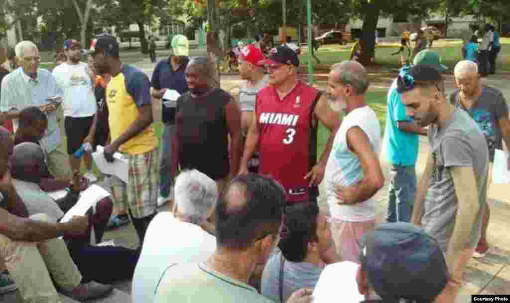 Los integrantes de la Peña Deportiva MLB, en el Parque John Lennon, denuncian que &quot;mientras la TV cubana exhibe un producto de primera calidad en vivo de las ligas europeas de fútbol, y una propaganda mediática para C. Ronaldo, Leo Messi, y otros futbolistas, el béisbol de la MLB queda relegado a un solo juego semanal diferido y entre equipos bien escogidos donde muy pocas veces hay actuación de los cubanos que juegan ese béisbol&quot;. &nbsp;