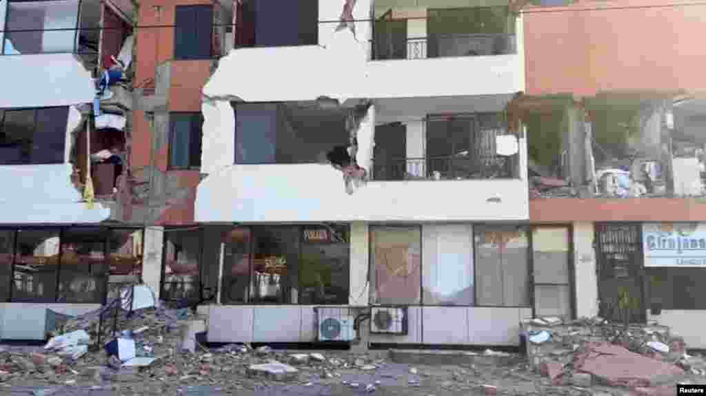 Edificio con daños estructurales por el terremoto de 7.4, en Cali, Colombia. 