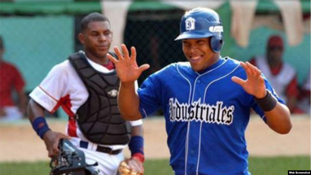 Yasmani Tomás, ex jugador del equipo Industriales (Cuba), sonríe...