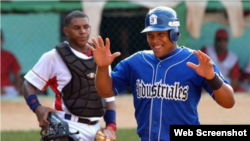 Yasmani Tomás, ex jugador del equipo Industriales (Cuba), sonríe...