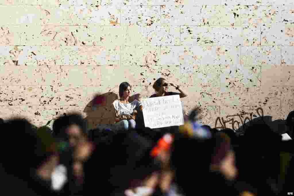 Estudiantes permanecen frente a la sede de la OEA al finalizar la marcha convocada por universitarios opositores al Gobierno venezolano, en Caracas.