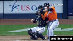 Giancarlo Stanton es golpeado debajo del ojo izquierdo por un lanzamiento de Mike Fiers.