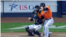 Giancarlo Stanton es golpeado debajo del ojo izquierdo por un lanzamiento de Mike Fiers.