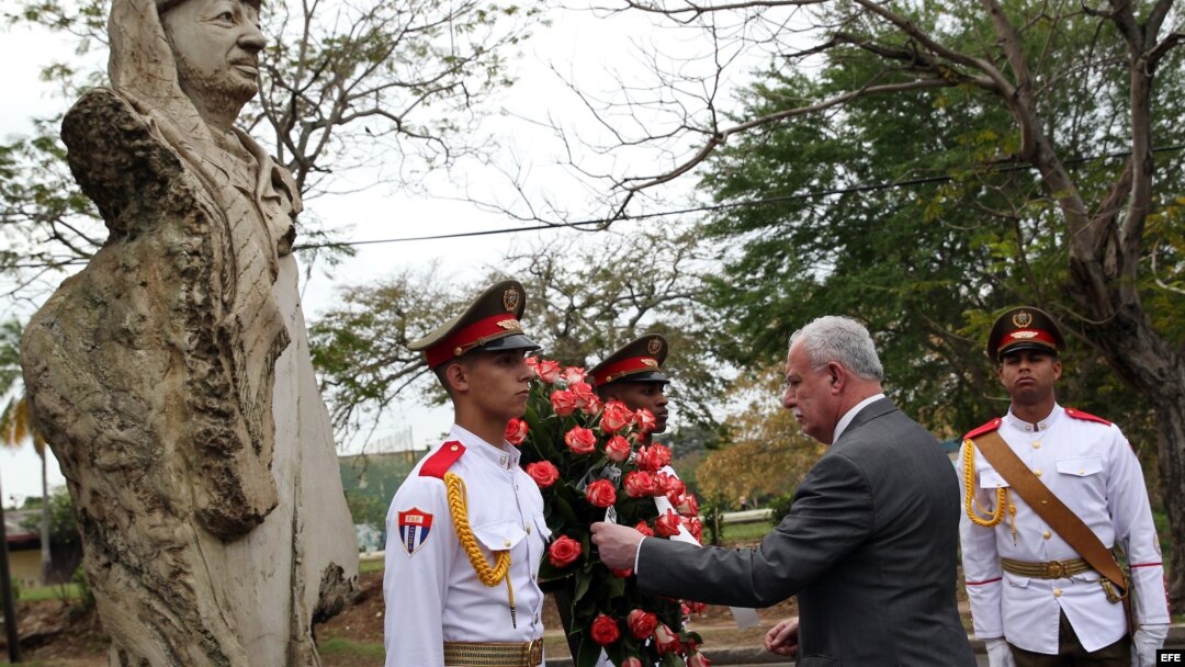 El ministro de Asuntos Exteriores de Palestina, Riad Al-Malki (d), coloca una ofrenda floral ante un busto del fallecido líder palestino Yasser Arafat.