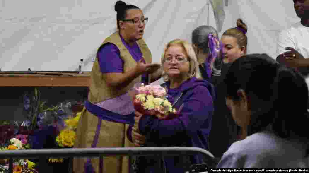 Religiosos acuden al Rincón de San Lázaro, en Hialeah, Miami, este 17 de diciembre para adorar al santo milagroso.