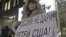 Una mujer protesta en contra de la prohibición de adopción de huérfanos rusos a ciudadanos americanos a las puertas del Consejo de la Federación en Moscú (Rusia). 26 de diciembre de 2012. 