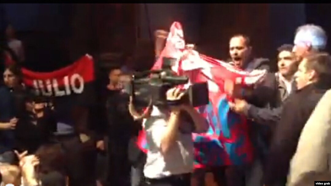 Además de insultar a Yoani, los manifestantes en Perugia pidieron la libertad de los cinco espías cubanos presos en EE.UU.