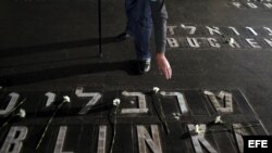  Un hombre coloca flores en la Sala del Recuerdo en el Museo del Holocausto en Jerusalén (Israel).