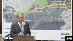 El gobernador de Sao Paulo, Geraldo Alckmin, ofrece una rueda de prensa  después de firmar contratos con las empresas Acciona e Isolux para el desarrollo de obras viales, en el Palacio de los Bandeirantes, de Sao Paulo (Brasil).