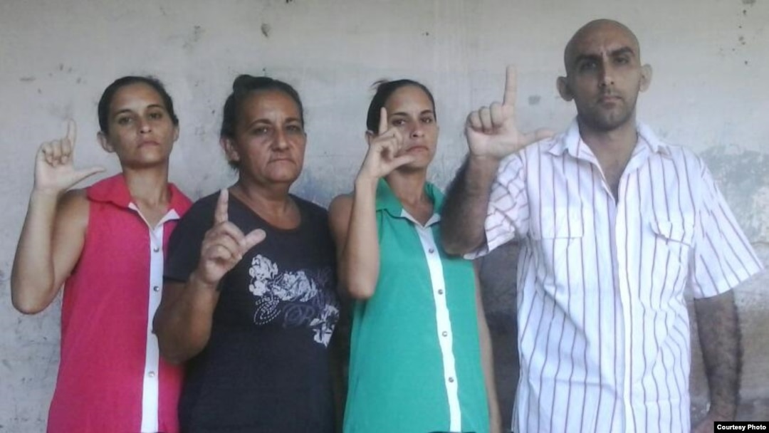 De izq a derecha Adairis Miranda, Maidolis Leiva Portelles, Anairis Miranda y Fidel Batista Leiva 