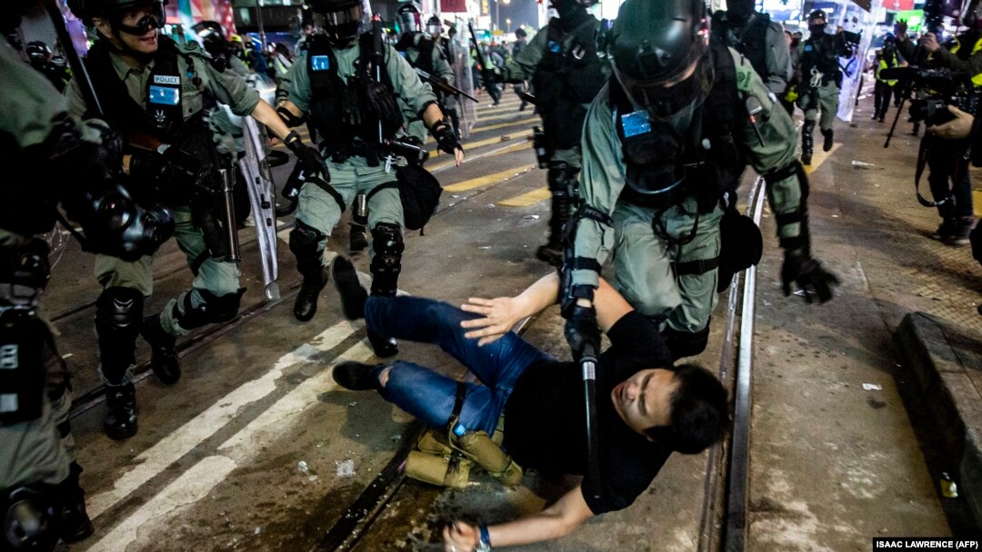 Agentes de la policía detienen a un manifestante el 1ro de enero de 2020 en Hong Kong (Foto: Isaac Lawrence/AFP).