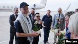 El estadounidense Dennis Coyle, quien estuvo detenido por el gobierno talibán afgano durante más de un año, es recibido a su llegada a la Base Conjunta San Antonio, en San Antonio, Texas, el 25 de marzo de 2026. REUTERS/Joel Angel Juarez