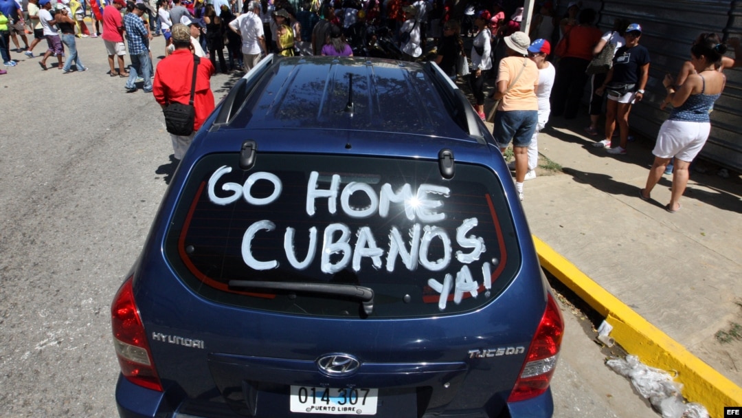 Un grupo de personas protestó el 2 de febrero de 2014, frente al hotel que hospedaba al equipo cubano de Villa Clara que participa en la Serie del Caribe de Béisbol, en Venezuela. 