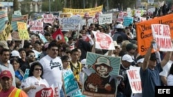  Fotografía de archivo de grupos latinos protestando contra las redadas realizadas por el alguacil Joe Arpio del condado Maricopa, el 16 de enero de 2010, en Falcon Park en Phoenix, Arizona (EE.UU.). EFE/ Gary Williams 