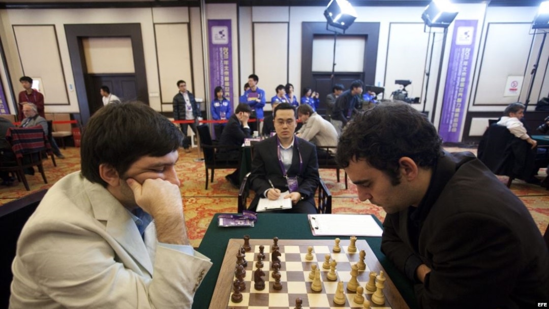 Vugar Gashimov (i) de Azerbaiyán y Leinier Domínguez (d) de Cuba.