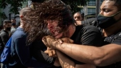 Agentes de la policía política detienen a un manifestante, el 11 de julio, en La Habana. (AP/Ramón Espinosa).