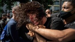 Agentes de la policía política detienen a un manifestante el 11 de julio, en La Habana. Las condenas posteriores han sido duramente criticadas por la sociedad civil cubana. (AP/Ramón Espinosa).