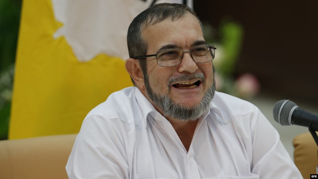 El máximo líder de las FARC, Rodrigo Londoño, alias "Timochenko" ofrece declaraciones tras firmar un acuerdo con el presidente de Colombia.