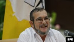 El máximo líder de las FARC, Rodrigo Londoño, alias "Timochenko" ofrece declaraciones tras firmar un acuerdo con el presidente de Colombia.