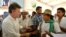 Fotografía cedida por la Presidencia de Colombia del mandatario Juan Manuel Santos, quien lideró un acto de recuperación y entrega de tierras en San Vicente del Caguán el pasado miércoles 20 de febrero de 2013