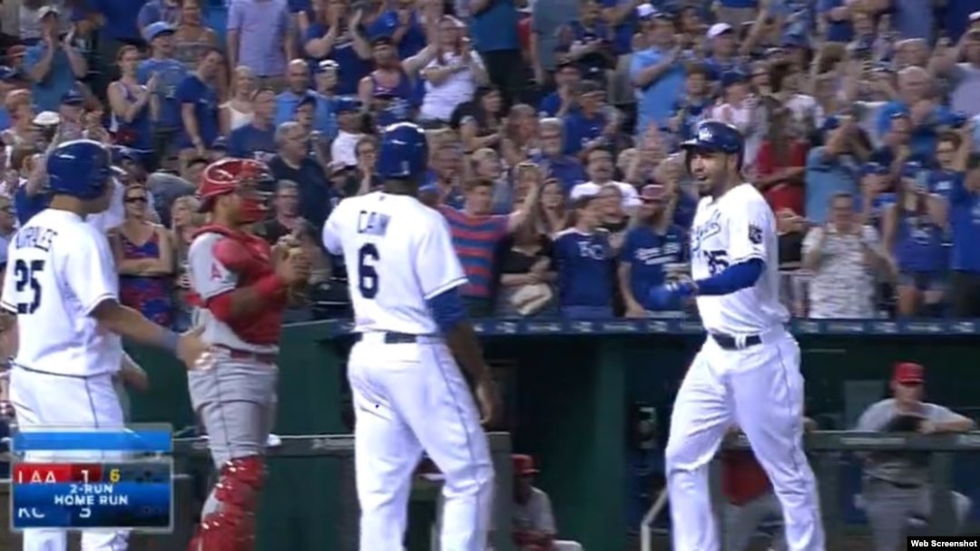 Compañeros de equipo felicitan a Hosmer por su jonrón.