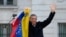 El líder opositor venezolano Edmundo González saluda a sus partidarios en la Puerta del Sol, en el centro de Madrid, España, donde pidió asilo. (AP/Bernat Armangue/Archivo)
