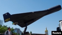 Un residente observa un dron kamikaze ruso-iraní Shahed-136 (Geran-2) en una exhibición en Kyiv. (REUTERS/Valentyn Ogirenko)