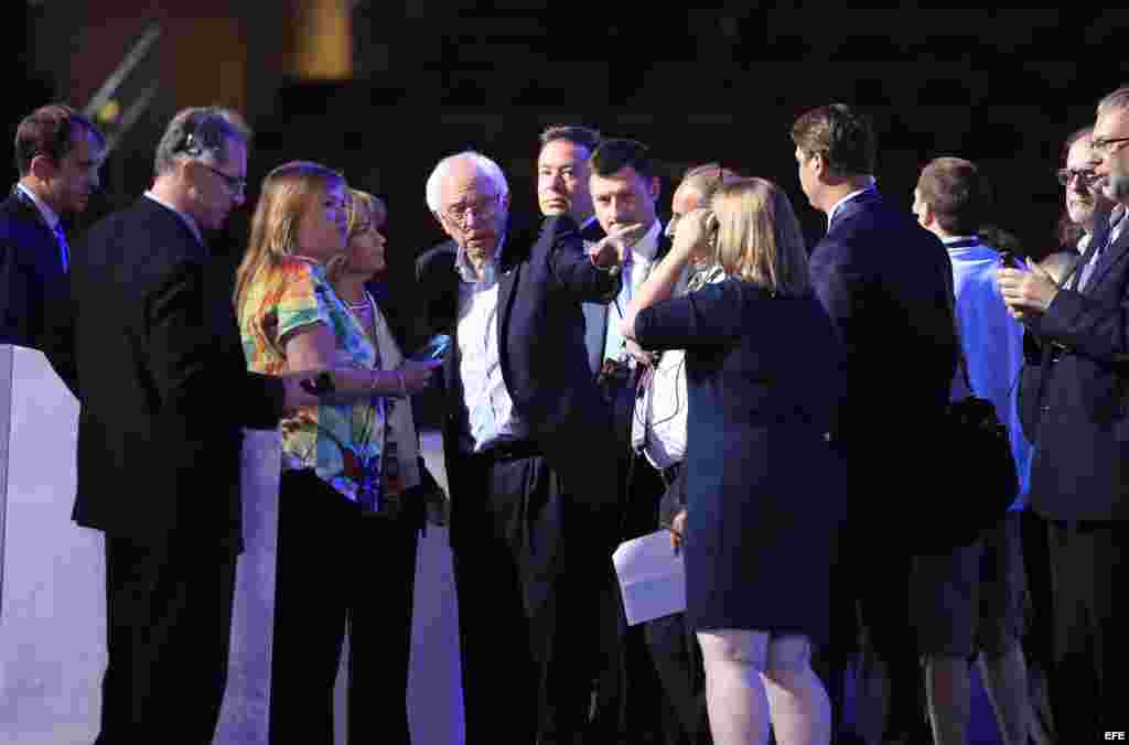 El senador Bernie Sanders (c) antes del inicio de la primera jornada de la Convención Nacional Demócrata 2016 hoy, 25 de julio de 2016, en el Wells Fargo Center de Filadelfia, Pensilvania. EFE/TANNEN MAURY