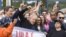 El ex presidente brasileño Luis Inacio Lula da Silva celebra con sus partidarios en las afueras de la cárcel de Curitiba tras salir de prisión la tarde del viernes por orden de un juez federal (Foto: Henry Milleo/AFP).