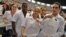 Médicos cubanos graduados muestran sus diplomas. Foto de archivo.