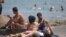Cubanos descansan en las playas de La Habana. Foto de archivo