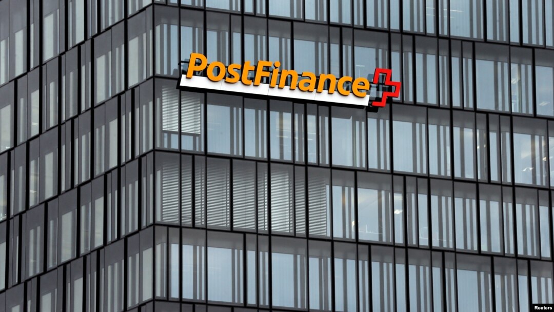 El logo de Swiss Post Finance en la sede de la institución financiera en Berna, Suiza. REUTERS/Ruben Sprich